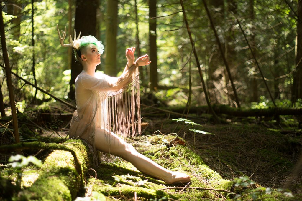 Voodoo Pixie nude in the forest by Deneot Foto
