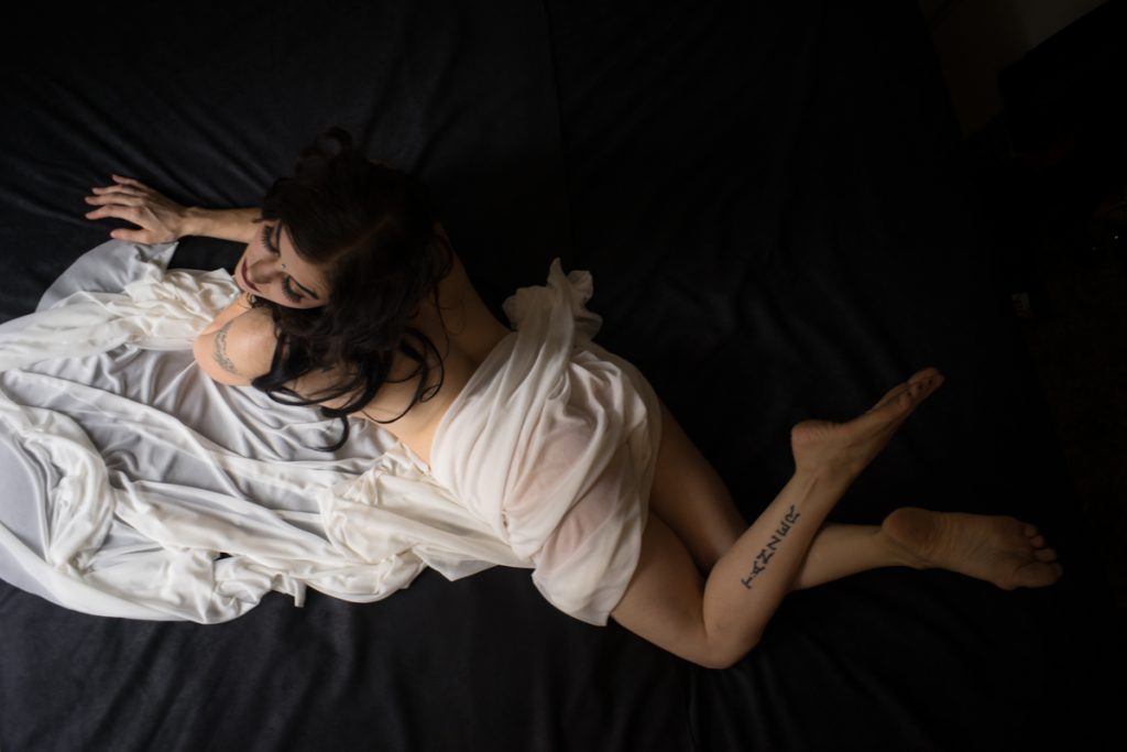 Delilah Diabolic entangled in her bedroom - deneot foto